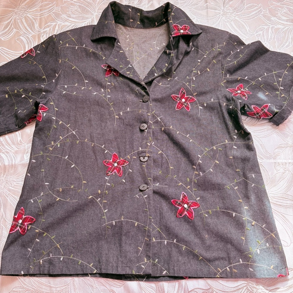 📣ANY 3 @ $33 - $6.99 ship📣 Vintage Floral Embroidered Button-Up Shirt Jean Shirt
